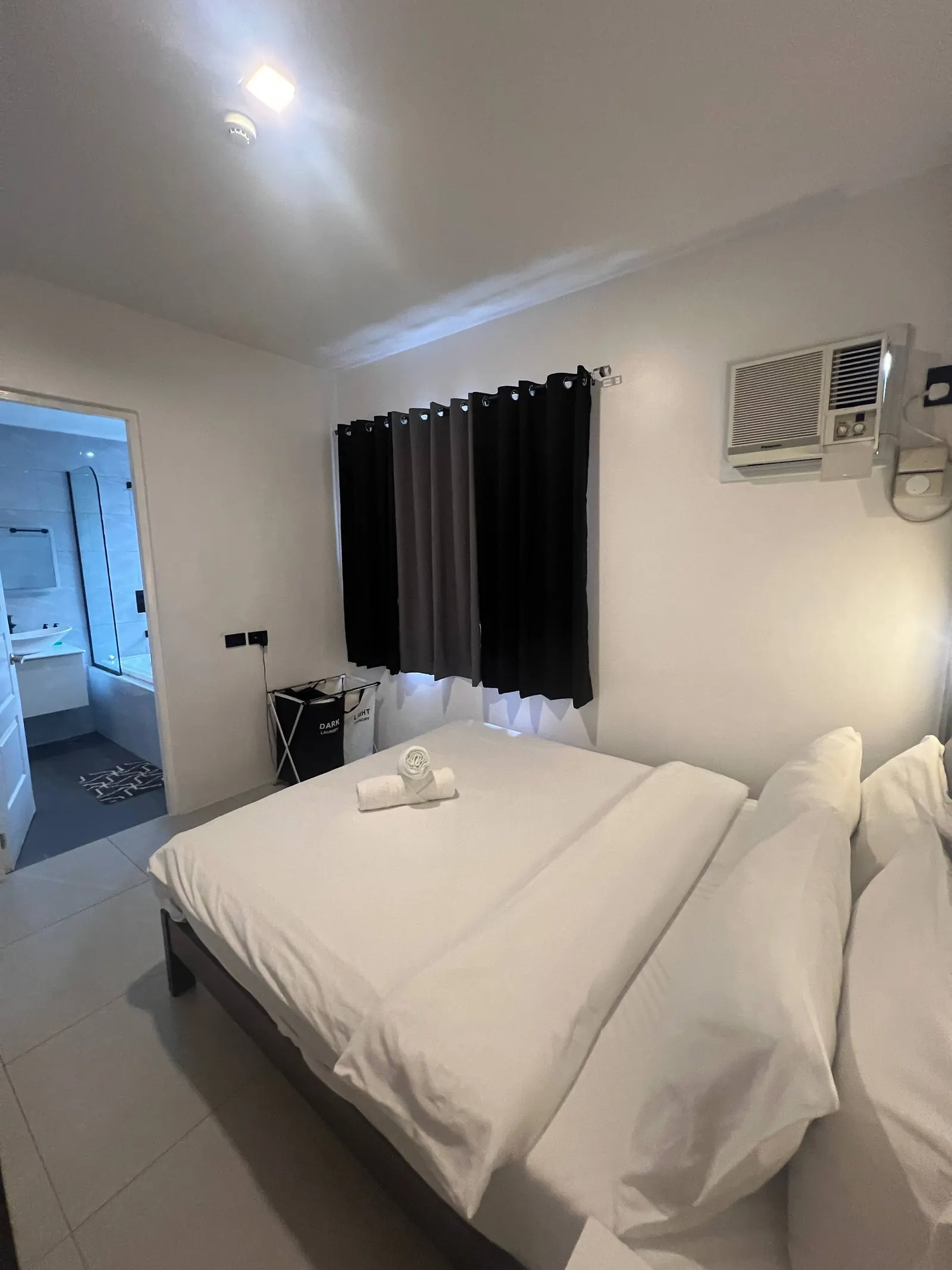 Bedroom 4 en-suite doorway and laundry hampers