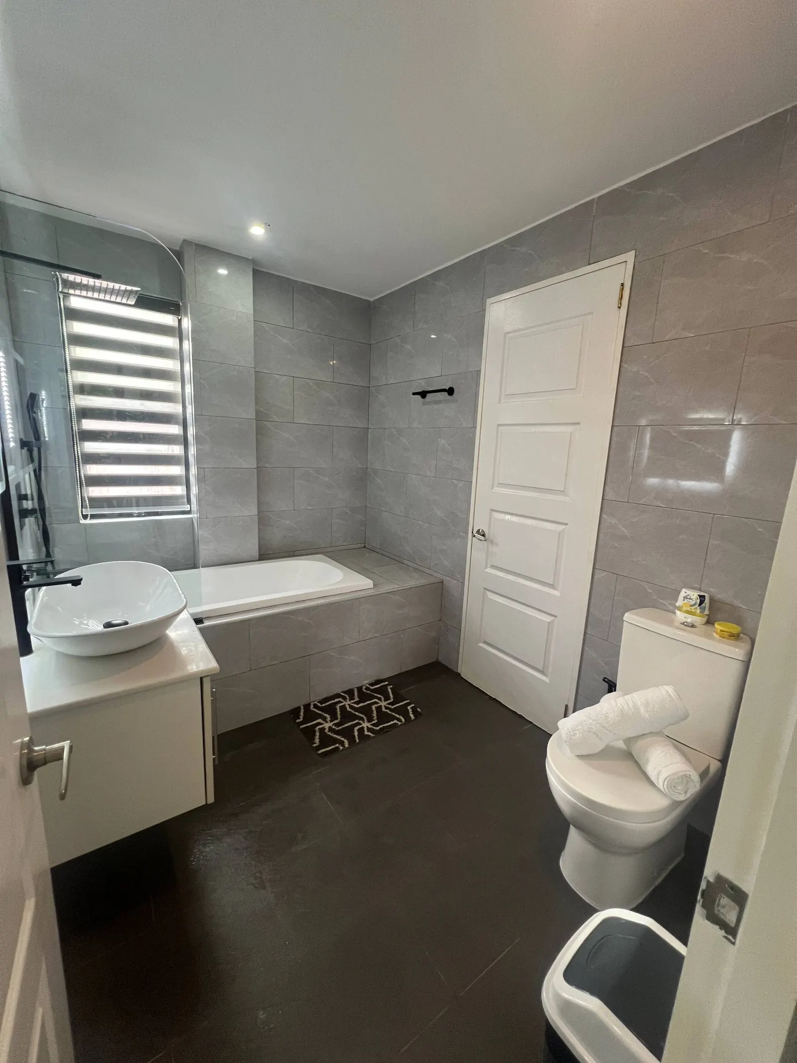 En-suite bathtub, shower screen and toilet area