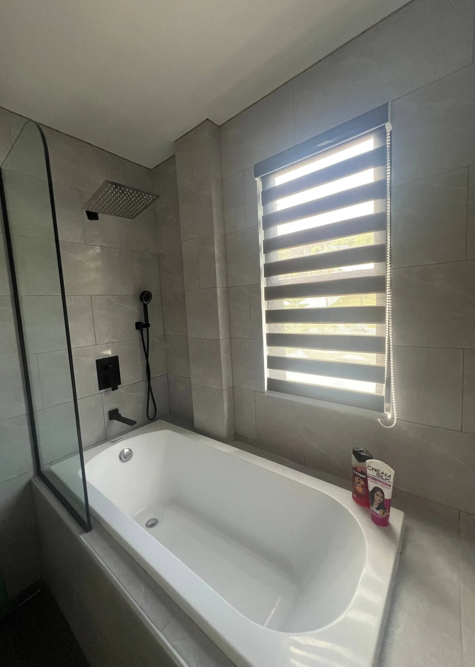 En-suite full view with bathtub, vanity and toilet
